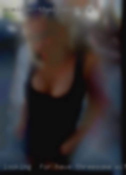 Looking to have threesome with  for some fun with different D.